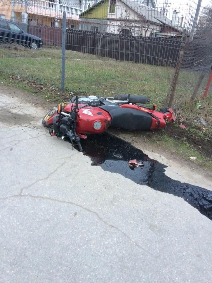 ACCIDENT TERIBIL în sectorul Buiucani din Capitală. Un motociclist A "ZBURAT" de pe şosea (FOTO)