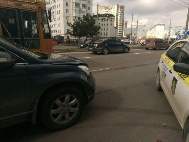 Maşină de poliţie implicată în accident. Şoferii au versiuni diferite (FOTO)