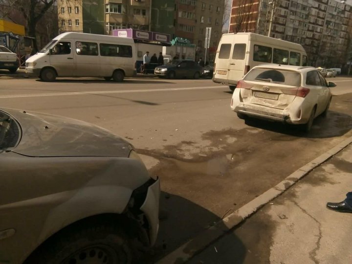 Accident SPECTACULOS la Poşta Veche. O mașină s-a răsturnat într-o staţie de troleibuz (FOTO/VIDEO)