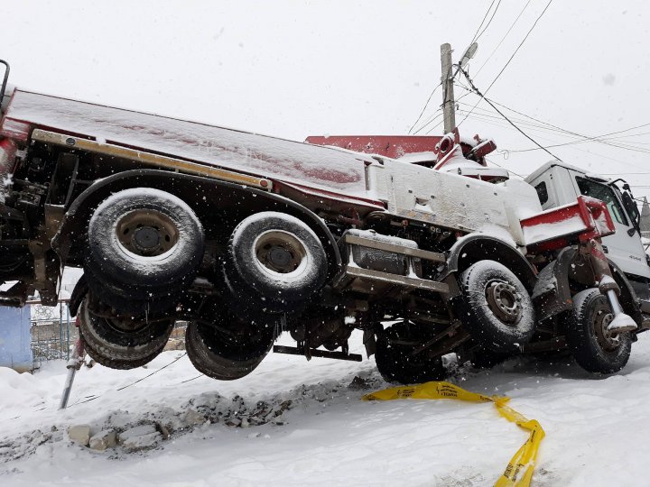 Zi cu ghinion la Durlești. Un camion s-a răsturnat peste firele de electricitate (FOTO)