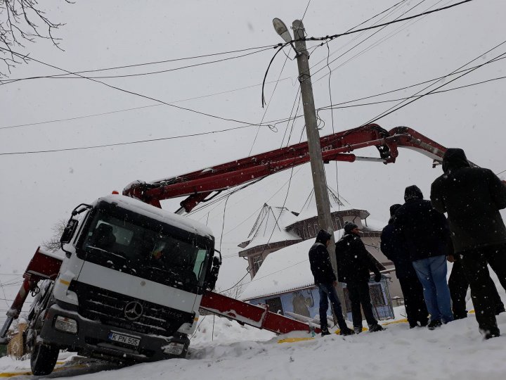 Zi cu ghinion la Durlești. Un camion s-a răsturnat peste firele de electricitate (FOTO)