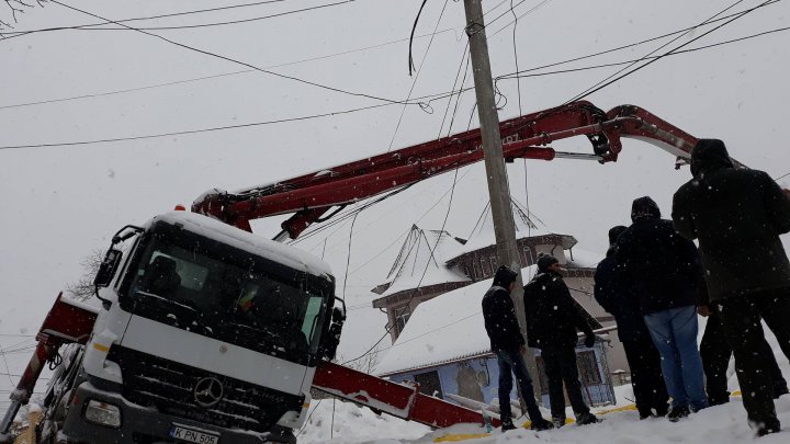 Zi cu ghinion la Durlești. Un camion s-a răsturnat peste firele de electricitate (FOTO)