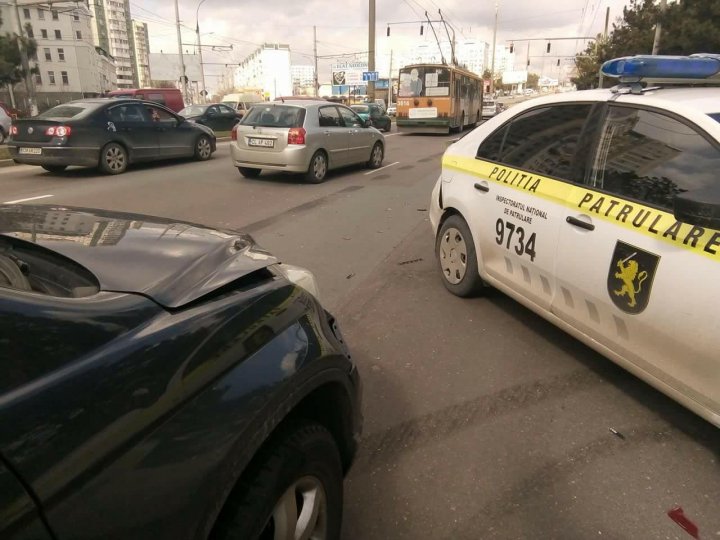 Maşină de poliţie implicată în accident. Şoferii au versiuni diferite (FOTO)