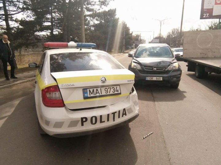 Maşină de poliţie implicată în accident. Şoferii au versiuni diferite (FOTO)