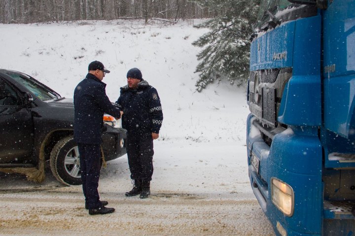 Pavel Filip, în acțiune. Oficialul a mers pe teren pentru a verifica lucrările de curățare a drumurilor (FOTO)