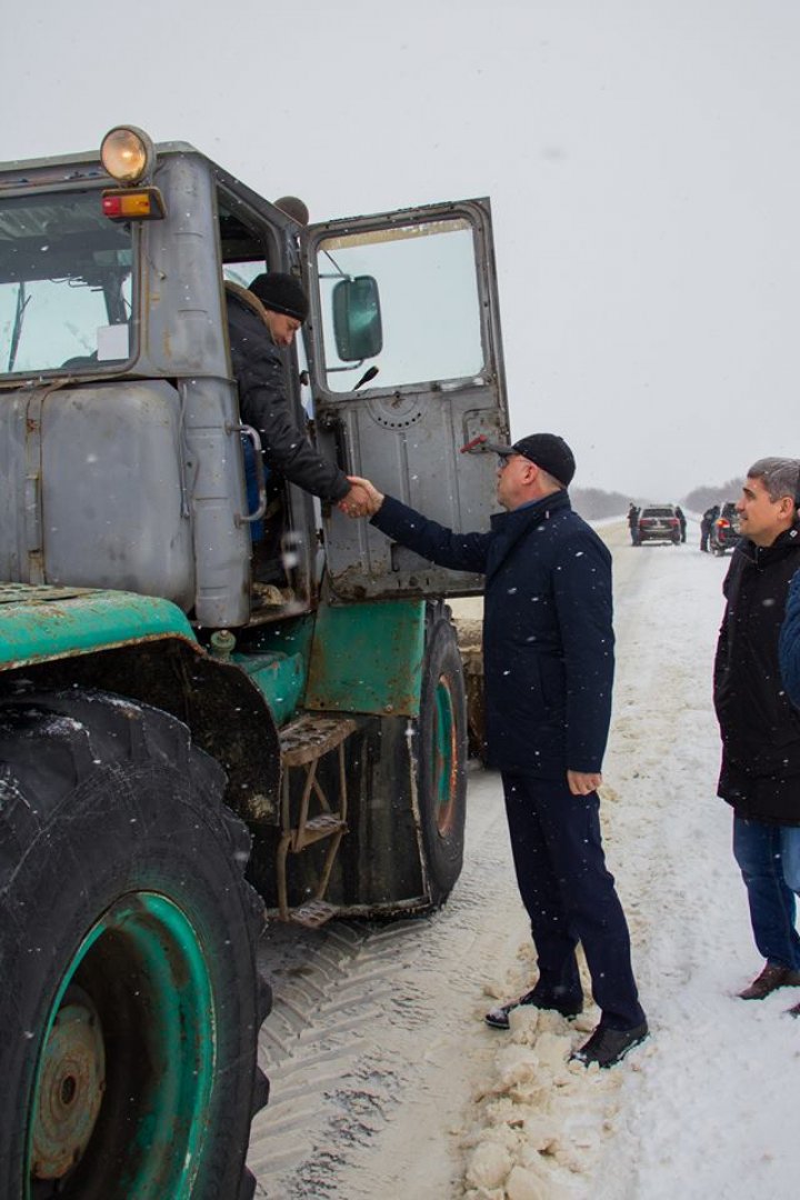 Pavel Filip, în acțiune. Oficialul a mers pe teren pentru a verifica lucrările de curățare a drumurilor (FOTO)