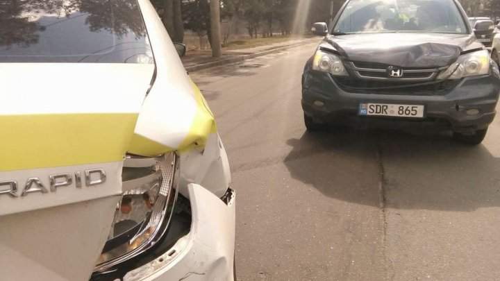 Maşină de poliţie implicată în accident. Şoferii au versiuni diferite (FOTO)