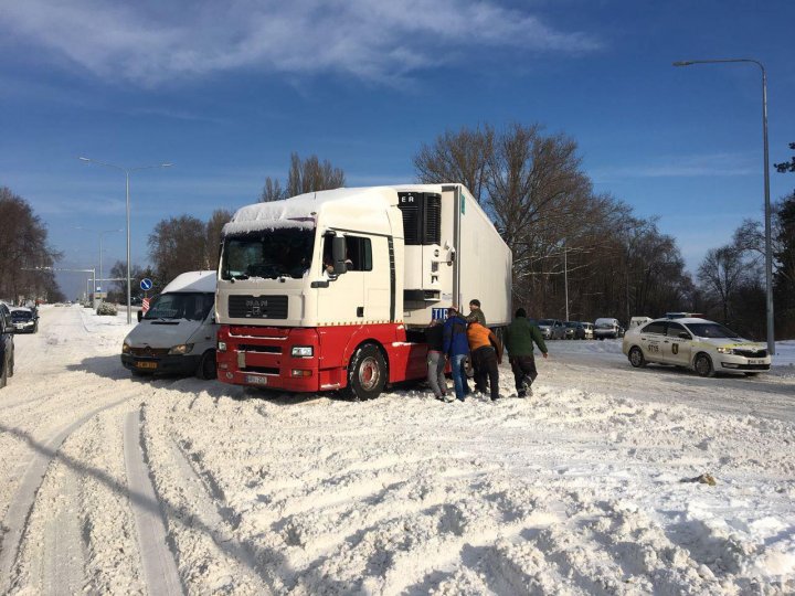 Zăpada i-a scos la datorie: Zeci de poliţişti vor dirija traficul rutier din Capitală (GALERIE FOTO)