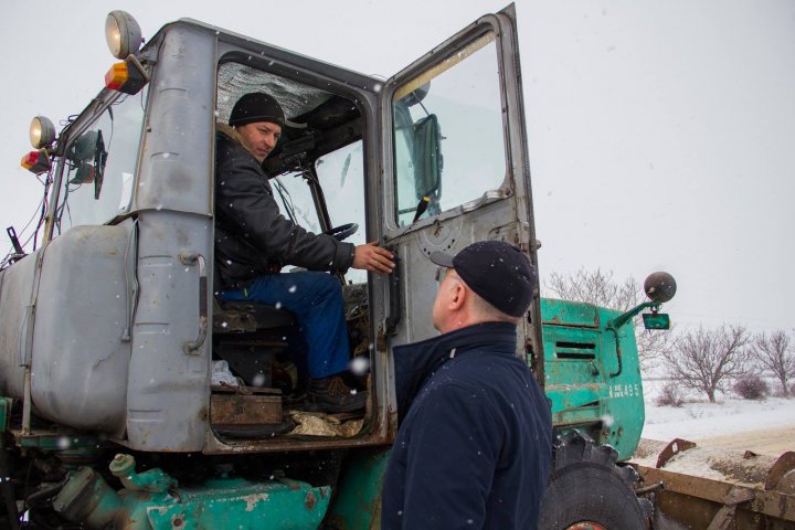 Pavel Filip, în acțiune. Oficialul a mers pe teren pentru a verifica lucrările de curățare a drumurilor (FOTO)