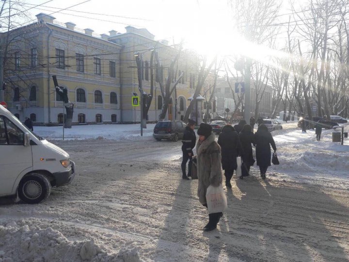 Zăpada i-a scos la datorie: Zeci de poliţişti vor dirija traficul rutier din Capitală (GALERIE FOTO)