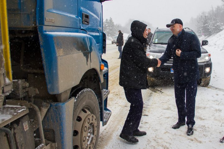 Pavel Filip, în acțiune. Oficialul a mers pe teren pentru a verifica lucrările de curățare a drumurilor (FOTO)