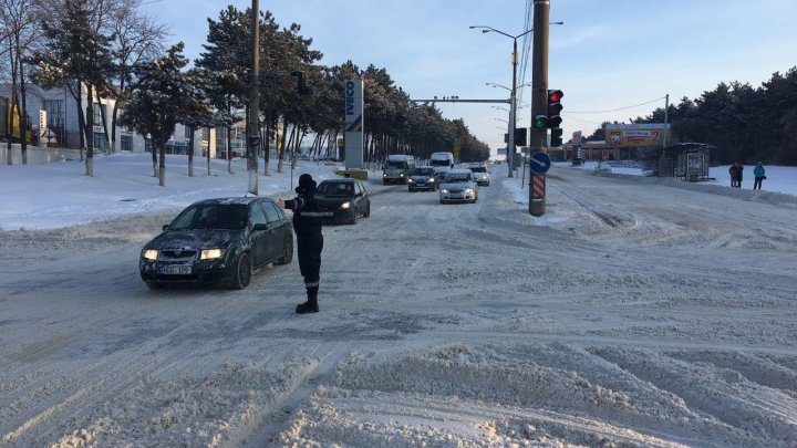 Zăpada i-a scos la datorie: Zeci de poliţişti vor dirija traficul rutier din Capitală (GALERIE FOTO)