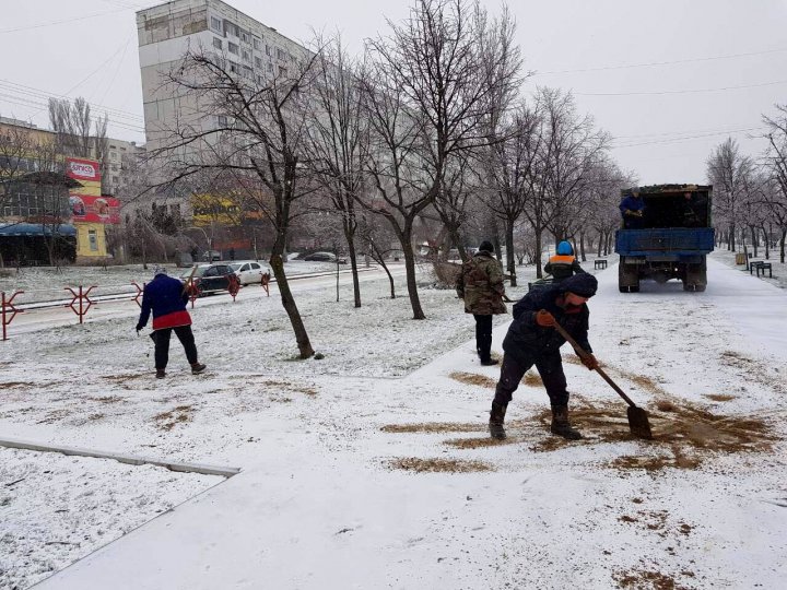 Mobilizare totală în Capitală. Oamenii, îndemnaţi să nu iasă din casă dacă nu au urgenţe