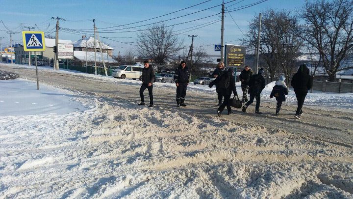 Zăpada i-a scos la datorie: Zeci de poliţişti vor dirija traficul rutier din Capitală (GALERIE FOTO)