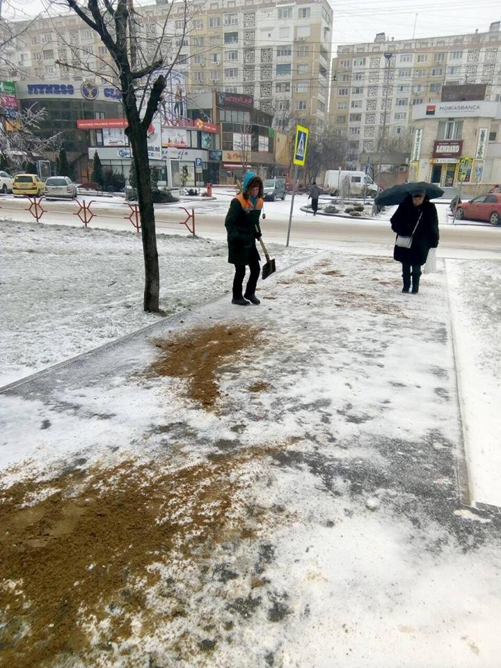 Mobilizare totală în Capitală. Oamenii, îndemnaţi să nu iasă din casă dacă nu au urgenţe