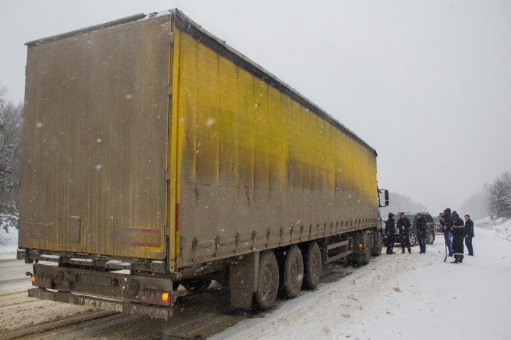 Pavel Filip, în acțiune. Oficialul a mers pe teren pentru a verifica lucrările de curățare a drumurilor (FOTO)