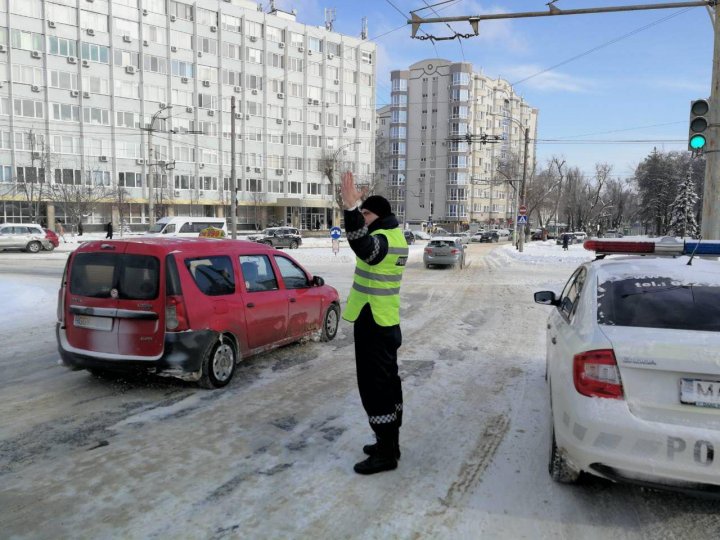 Zăpada i-a scos la datorie: Zeci de poliţişti vor dirija traficul rutier din Capitală (GALERIE FOTO)