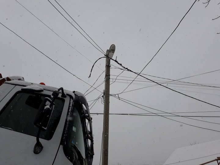 Zi cu ghinion la Durlești. Un camion s-a răsturnat peste firele de electricitate (FOTO)