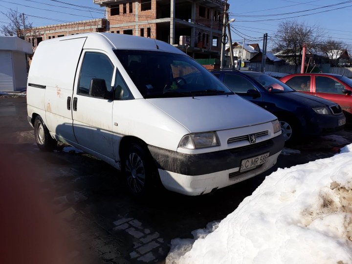 Un băieţel de 3 ani, lovit de o maşină, la Truşeni. Micuţul a vrut să traverseze strada în fugă (FOTO)