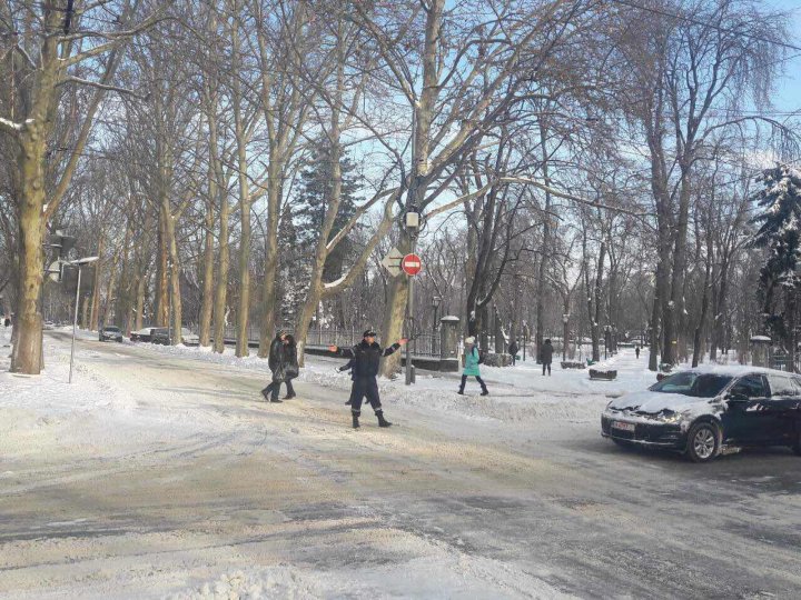 Zăpada i-a scos la datorie: Zeci de poliţişti vor dirija traficul rutier din Capitală (GALERIE FOTO)