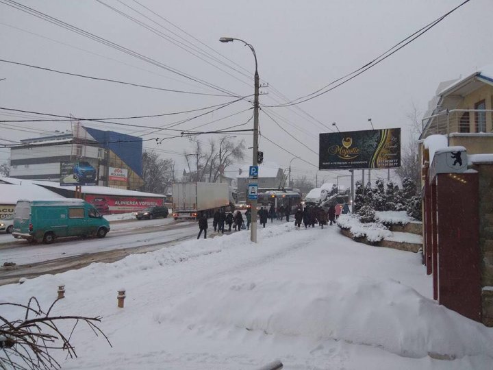 VIRAL PE INTERNET. Un troleibuz a rămas blocat pe Calea Orheiului și a fost împins la deal de călători (FOTO)