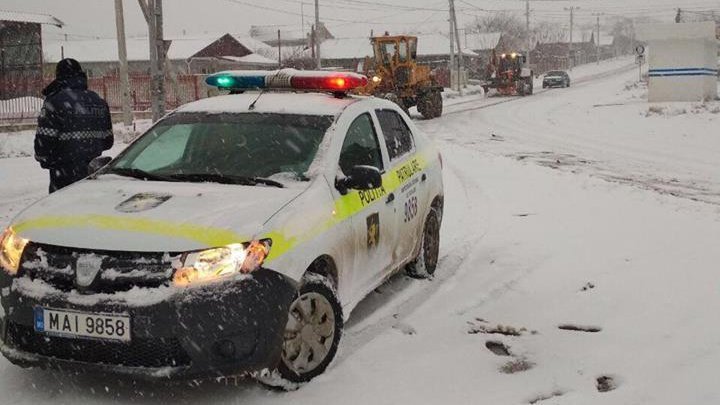 Poliția avertizează că ninge puternic în zonele de centru și sud ale țării. Rugăm șoferii să fie prudenți la volan