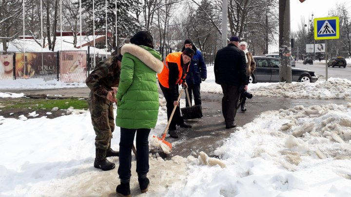 Silvia Radu, suparată că mai mulţi agenţi economici nu au curăţat zăpada din faţa magazinelor