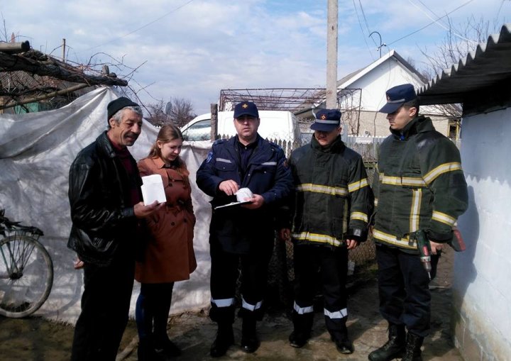 O casă protejată, o viață salvată. Peste 900 de detectoare de fum, instalate în locuințele oamenilor din șase raioane(FOTO)