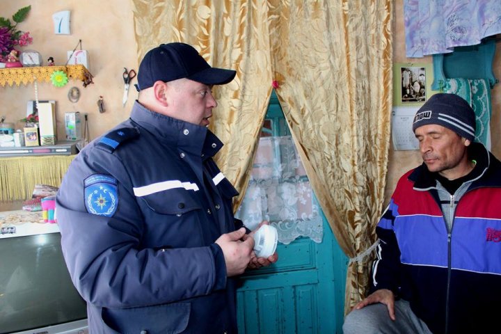 O casă protejată, o viață salvată. Peste 900 de detectoare de fum, instalate în locuințele oamenilor din șase raioane(FOTO)