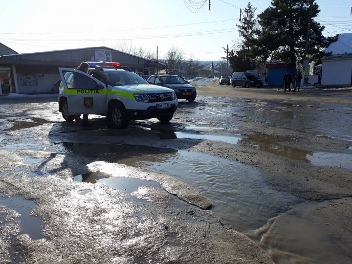 Un băieţel de 3 ani, lovit de o maşină, la Truşeni. Micuţul a vrut să traverseze strada în fugă (FOTO)