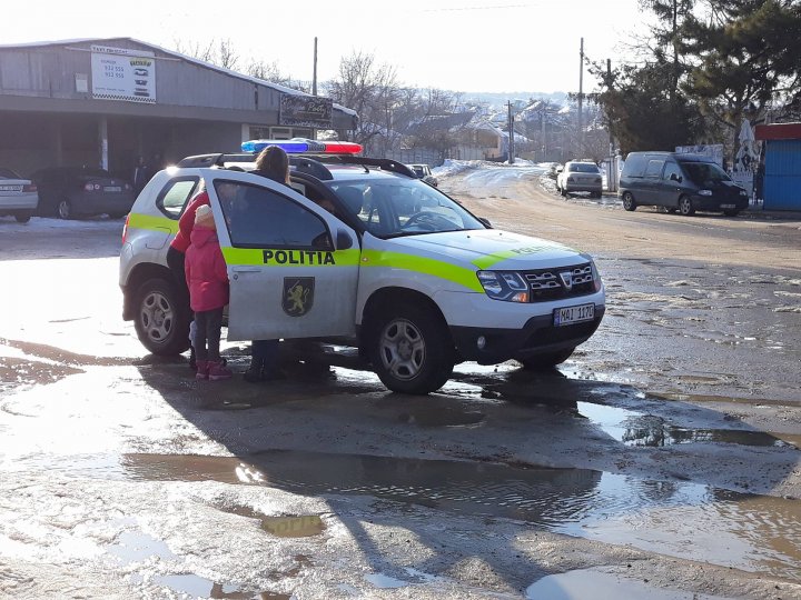 Un băieţel de 3 ani, lovit de o maşină, la Truşeni. Micuţul a vrut să traverseze strada în fugă (FOTO)