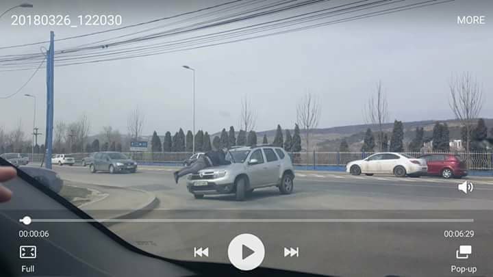 Scene demne de un film de acţiune pe o stradă. Un om, luat pe capota maşinii şi plimbat prin oraş (VIDEO)