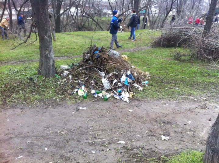 CURĂŢENIE LUNĂ ÎN CAPITALĂ! Sute de oameni au pus mâna pe mături, greble şi lopeţi şi au ieşit la făcut ordine (FOTO)