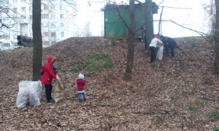 CURĂŢENIE LUNĂ ÎN CAPITALĂ! Sute de oameni au pus mâna pe mături, greble şi lopeţi şi au ieşit la făcut ordine (FOTO)