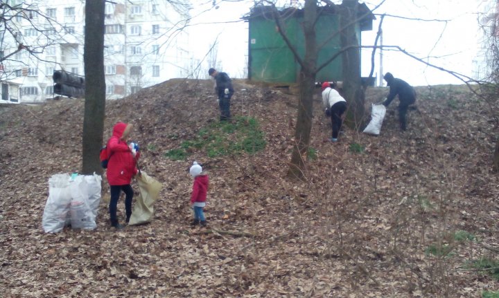 CURĂŢENIE LUNĂ ÎN CAPITALĂ! Sute de oameni au pus mâna pe mături, greble şi lopeţi şi au ieşit la făcut ordine (FOTO)