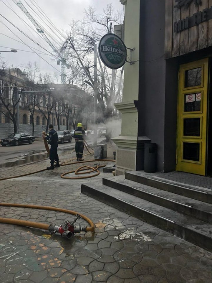 INCENDIU în centrul Capitalei! Arde un restaurant 