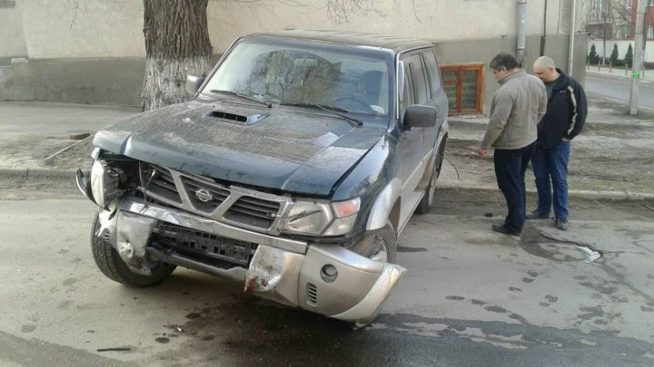 ACCIDENT CUMPLIT cu trei maşini. Un stâlp a fost doborât, iar automobilele GRAV avariate