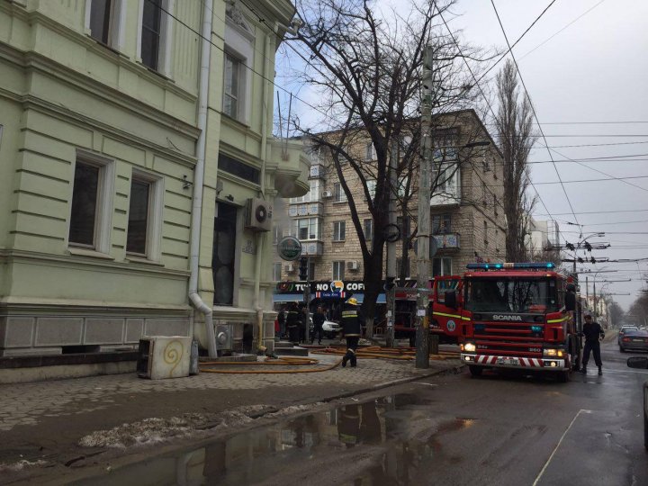 INCENDIU în centrul Capitalei! Arde un restaurant 