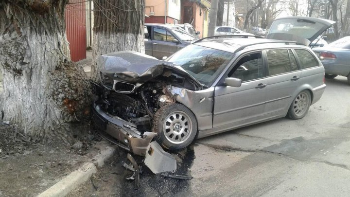 ACCIDENT CUMPLIT cu trei maşini. Un stâlp a fost doborât, iar automobilele GRAV avariate