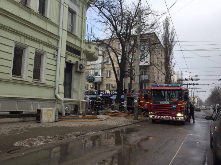 INCENDIU în centrul Capitalei! Arde un restaurant 