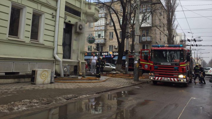 INCENDIU în centrul Capitalei! Arde un restaurant 