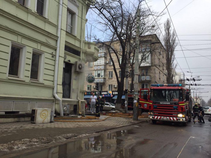 INCENDIU în centrul Capitalei! Arde un restaurant 