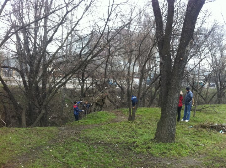 CURĂŢENIE LUNĂ ÎN CAPITALĂ! Sute de oameni au pus mâna pe mături, greble şi lopeţi şi au ieşit la făcut ordine (FOTO)