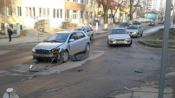 ACCIDENT CUMPLIT cu trei maşini. Un stâlp a fost doborât, iar automobilele GRAV avariate