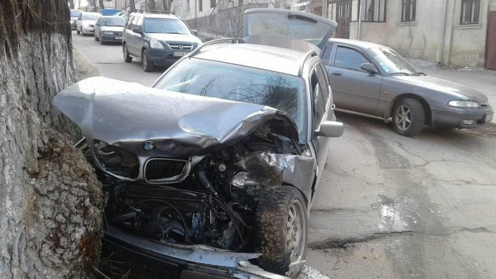 ACCIDENT CUMPLIT cu trei maşini. Un stâlp a fost doborât, iar automobilele GRAV avariate