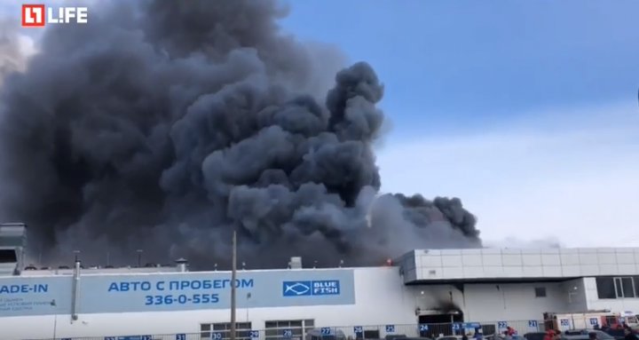 INCENDIU DE AMPLOARE la o reprezentanţă auto din Sankt Petersburg. Peste 100 de oameni au fost evacuați (LIVE VIDEO)