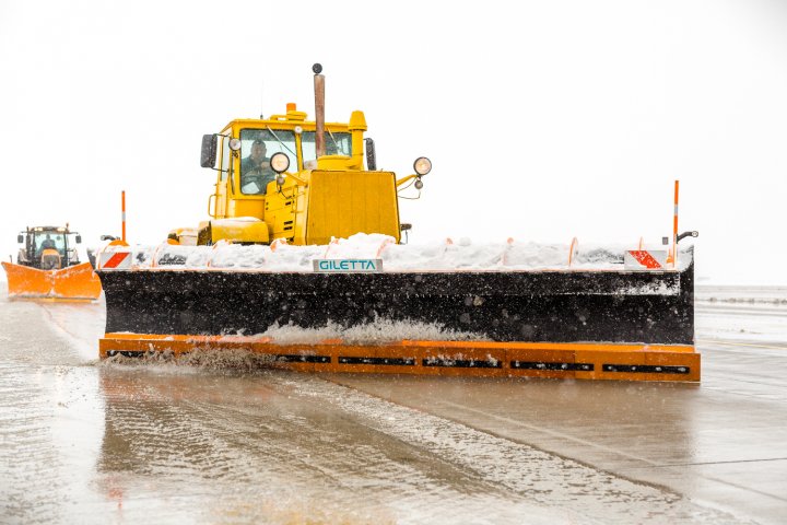 Aeroportul Internațional Chișinău face față cu succes ninsorilor abundente