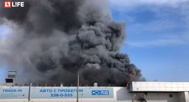 INCENDIU DE AMPLOARE la o reprezentanţă auto din Sankt Petersburg. Peste 100 de oameni au fost evacuați (LIVE VIDEO)