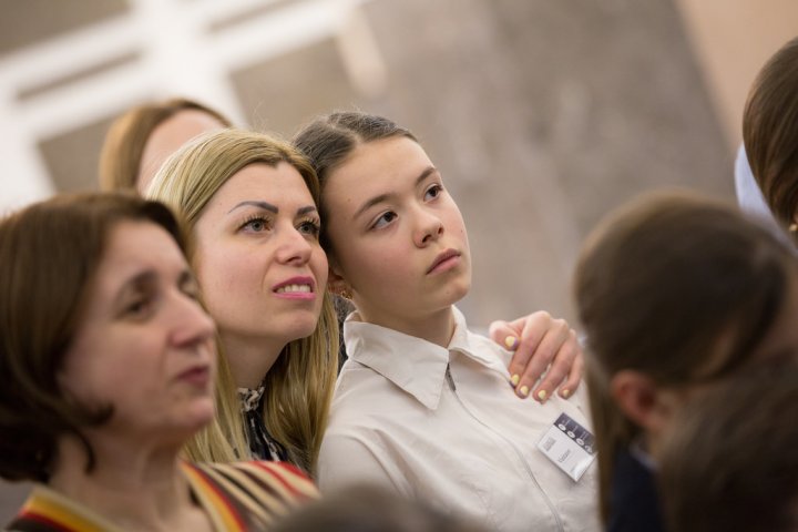 Expoziție inedită la Parlament. Omagiu adus lituanienilor care au trecut prin ororile deportărilor