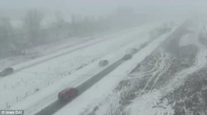 IARNA FACE RAVAGII! Momentul terifiant în care peste 50 de autovehicule s-au lovit în timpul viscolului din Iowa (VIDEO)